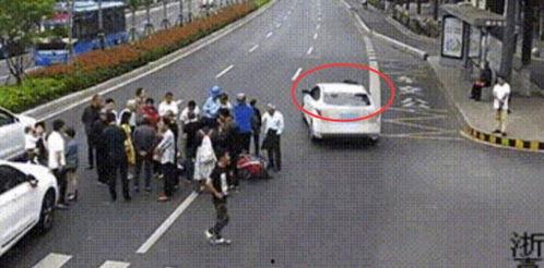 吃瓜被车撞了,瓜田惊魂时刻