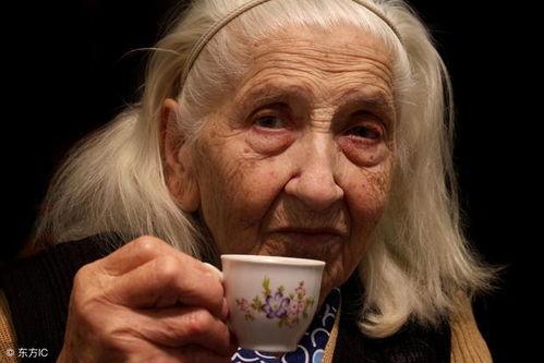 老太婆吃瓜图片,笑谈人间百态