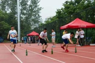 河南高校操场吃瓜,校园生活新风尚