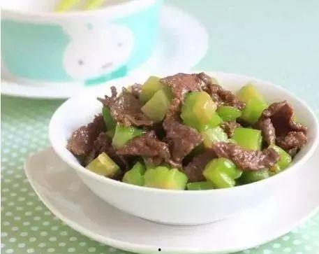 吃瓜吃瓜吃瓜咸菜炒牛肉,一场味蕾的盛宴与吃瓜者的狂欢