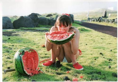 拍女朋友吃瓜,记录女友品尝瓜果的温馨时光